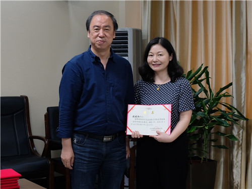 8刘侗院长为张晓红老师颁发聘书