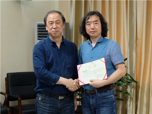 9刘侗院长为祝真伟老师颁发聘书