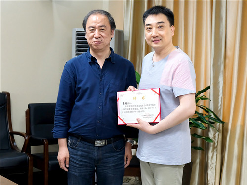 10刘侗院长为高彤老师颁发聘书