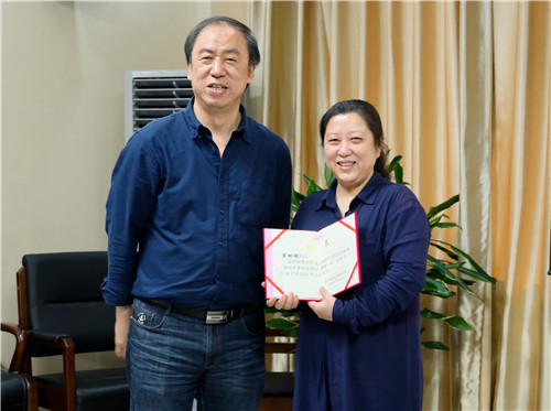 11刘侗院长为黄珊珊副院长颁发聘书