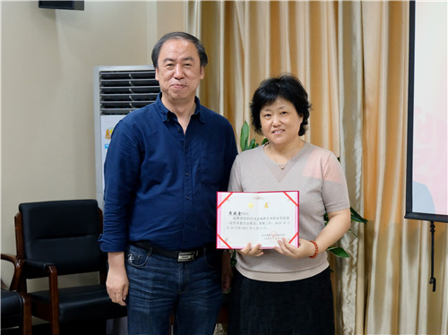 12刘侗院长为薛晓金老师颁发聘书