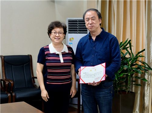 13毕兆炜副书记为刘侗院长颁发聘书