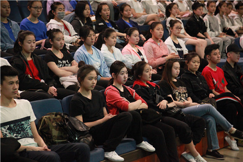 7.团员认真聆听习总书记讲话