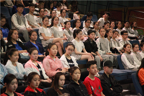 8.团员认真思索讲话精神