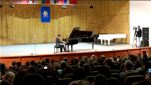 1徐子松在获奖选手音乐会演奏
