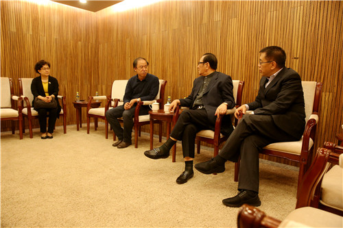 16北京市原副市长张百发（右二）、北京市副市长、国家大剧院院长王宁（右一）在演出前与我院领导交谈