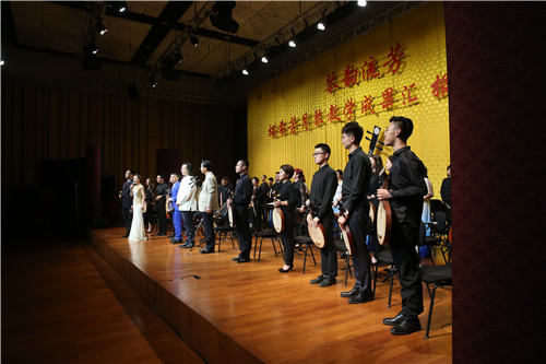 18演出结束后胡希芳携弟子谢幕