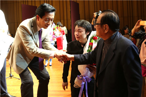 19演出结束后北京市原副市长张百发与胡希芳亲切握手