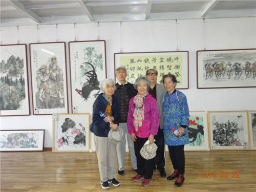 2.老干部参观宋庄“画家村”