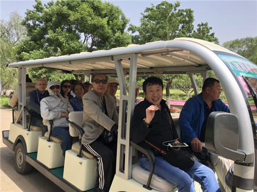 3.老干部乘车游览通州大运河公园