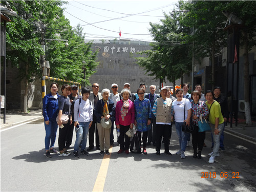 4.老干部和机关第二党支部合影