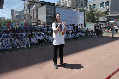 1、学生处副主任双百平任老师致运动会开幕词