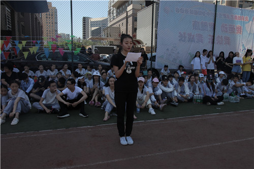 3、京剧2014班曹德乐同学作为运动会代表进行宣誓