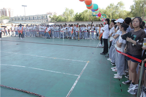 8、场外学生观众