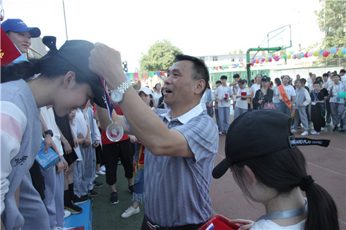 9、副院长黄平院长为获奖运动员颁发奖牌