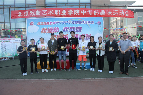 11、拔河比赛初中组京剧系获得第二名