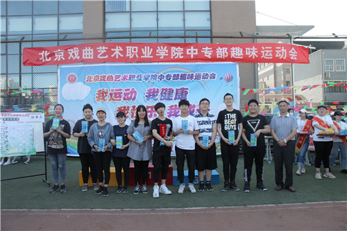 12、拔河比赛初中组音乐系获得第一名