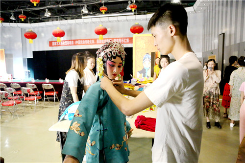 1学员们在进行扮戏操作