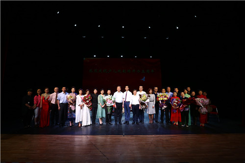 8音乐会结束后领导与演出人员合影