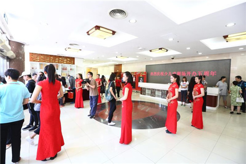 9活动现场礼仪人员