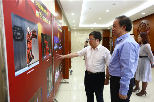 10大会开始前，领导参观少儿戏剧场摄影大赛照片