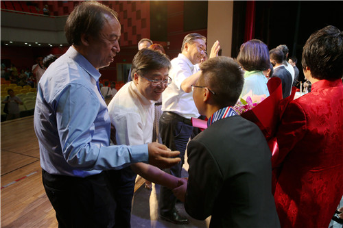 11音乐会后，市委宣传部副巡视员、文促中心主任梅松与演员亲切握手
