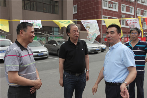 002学院院长刘侗、副院长黄平、马家堡街道办事处工委书记徐爱国一起交流探讨安全生产工作