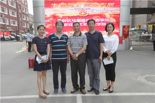 004行政学生党支部部分成员活动现场合影