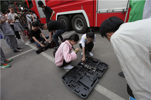 010师生参观消防设备