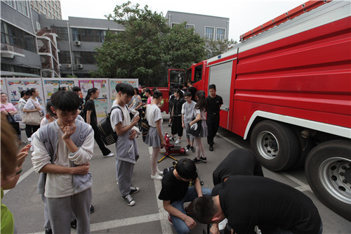 011师生参观消防设备