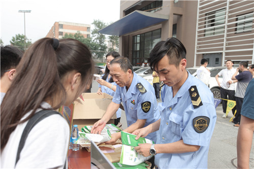 012安全宣传资料发放