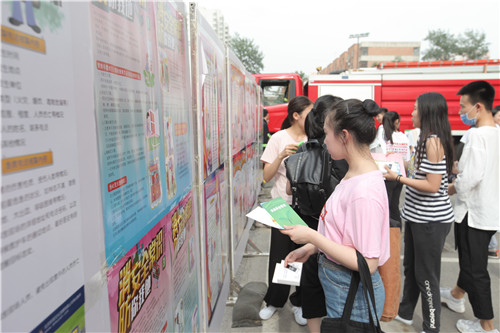 014师生参观安全展板