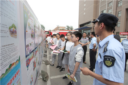 015师生参观安全展板