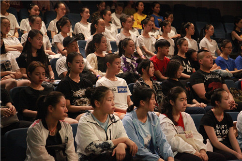 2.现场的预备团员们