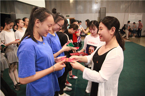 4.团委委员为新团员颁发团员证、团章、佩戴团徽