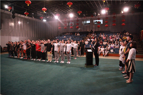 5.团委书记带领新团员集体宣誓