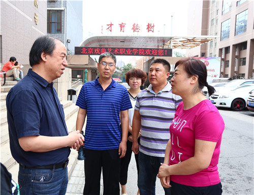 2.刘侗院长（左1）与融爱融乐骨干家长（右1）及丰台公安分局赵企红（右2）亲切交流