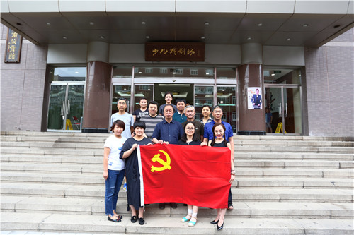 4.北戏参加帮扶活动的领导、党员合影