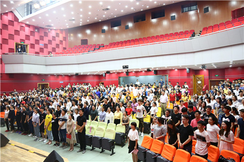 2全体师生奏唱国歌