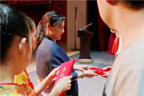 6副院长许翠为优秀毕业生颁奖