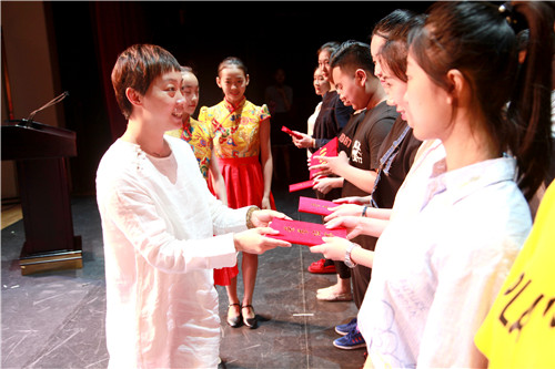 7副院长吴蕾为优秀毕业生颁奖