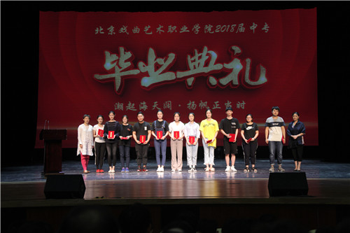 8院领导与优秀毕业生合影1