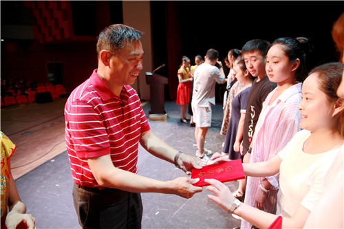 9副院长黄平为优秀毕业生颁奖