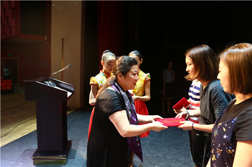 10副院长黄珊珊为优秀毕业生颁奖