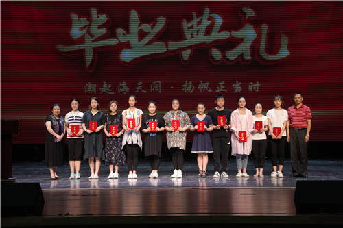 11院领导与优秀毕业生合影2