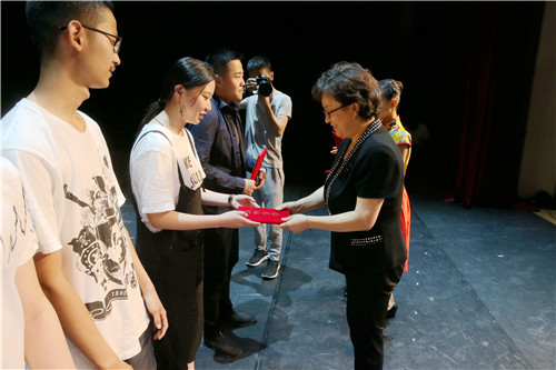 12党委副书记毕兆炜为优秀毕业生颁奖