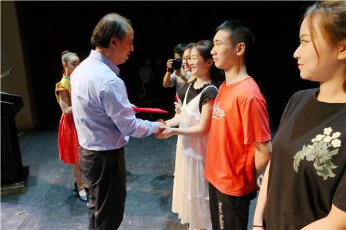 13院长刘侗为优秀毕业生颁奖