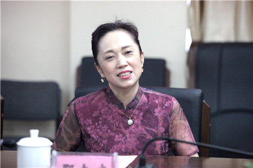 3我院院长刘侗与贵州省花灯剧院院长邵志庆签署协议