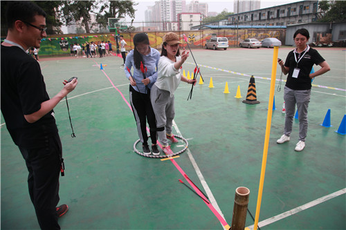 4.学生队投壶比赛