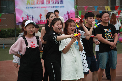 15.同学们呐喊助威